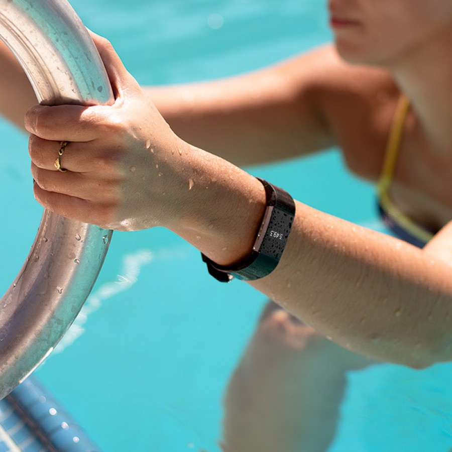 can i swim with fitbit